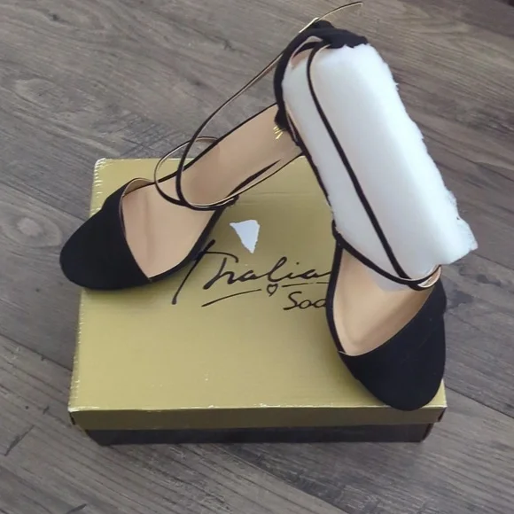 Thalia Sodi Sandals Black Strappy Gold Hardware Darria Style - Picture 6 of 7